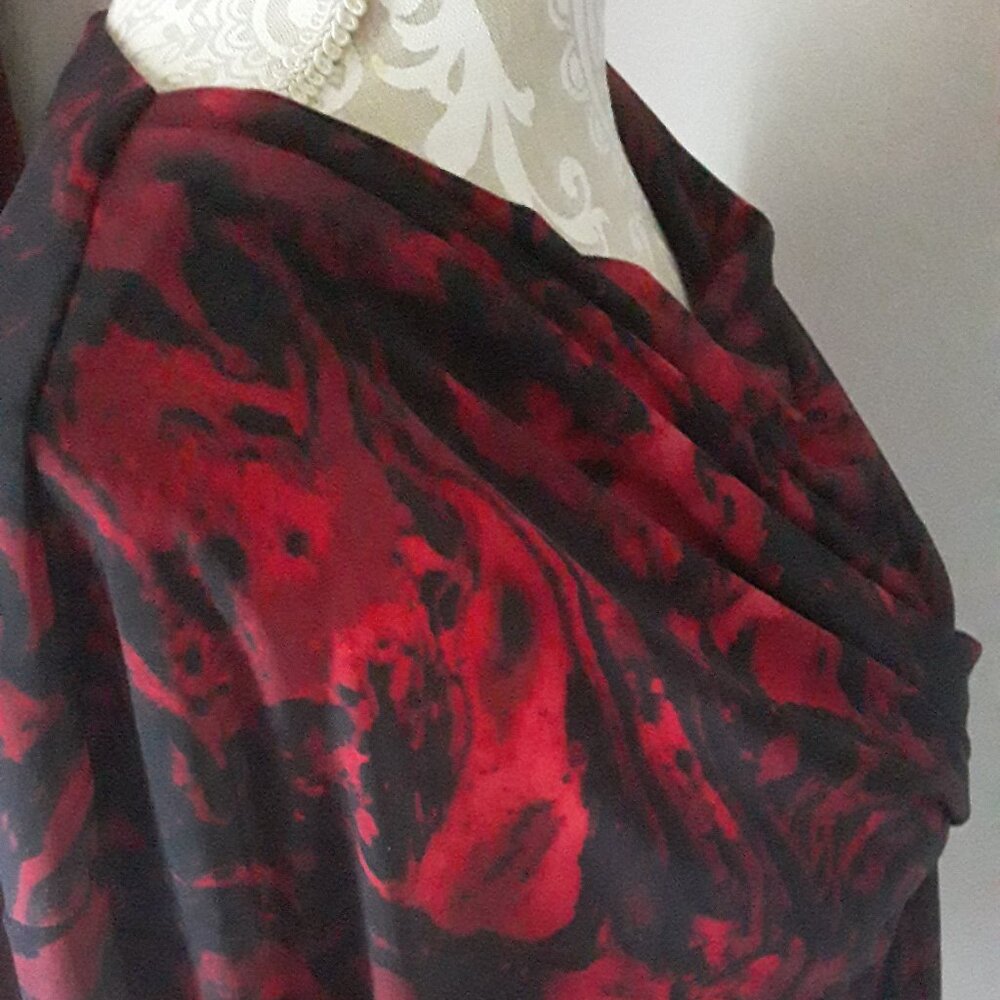 Anne Klein loverly red and black floral knot waist cowl neck tunic size XL